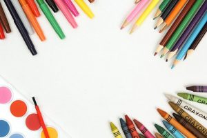 プラバンは色鉛筆でやすりなしでもok どの色鉛筆でもいい １ ２mama